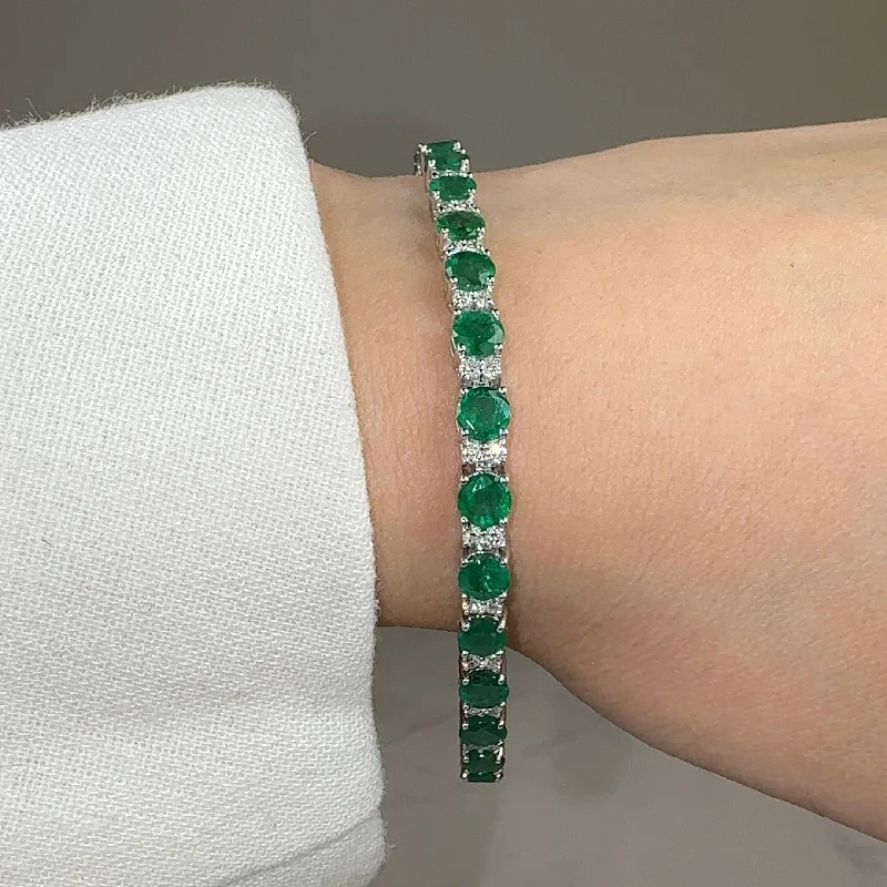 Retro flair bangles-Round Brilliant Diamond and Emerald 4 Claw Bracelet BRDE45345