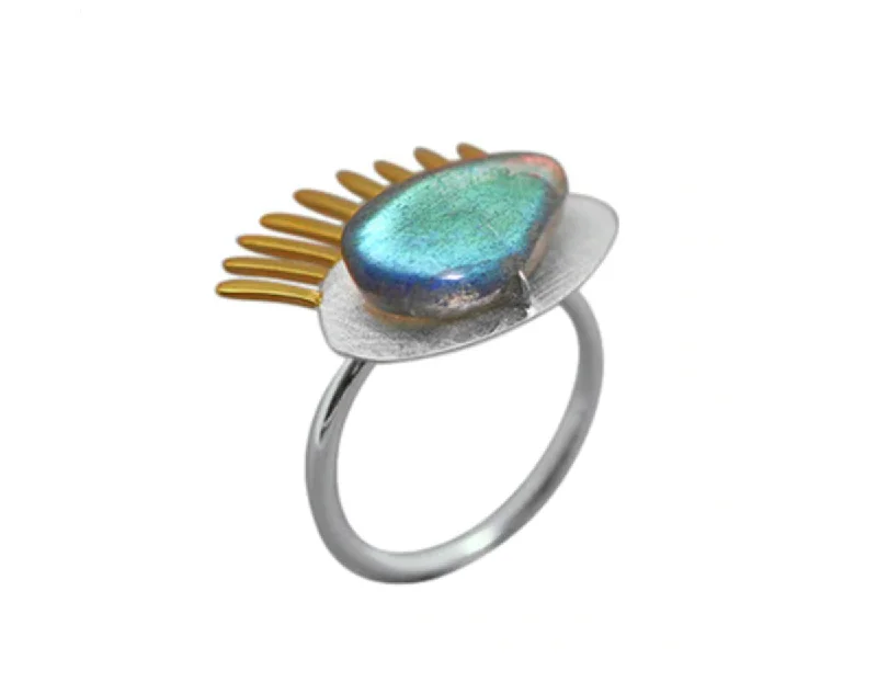 Tight clasp rings-Golden Eyelashes Ring