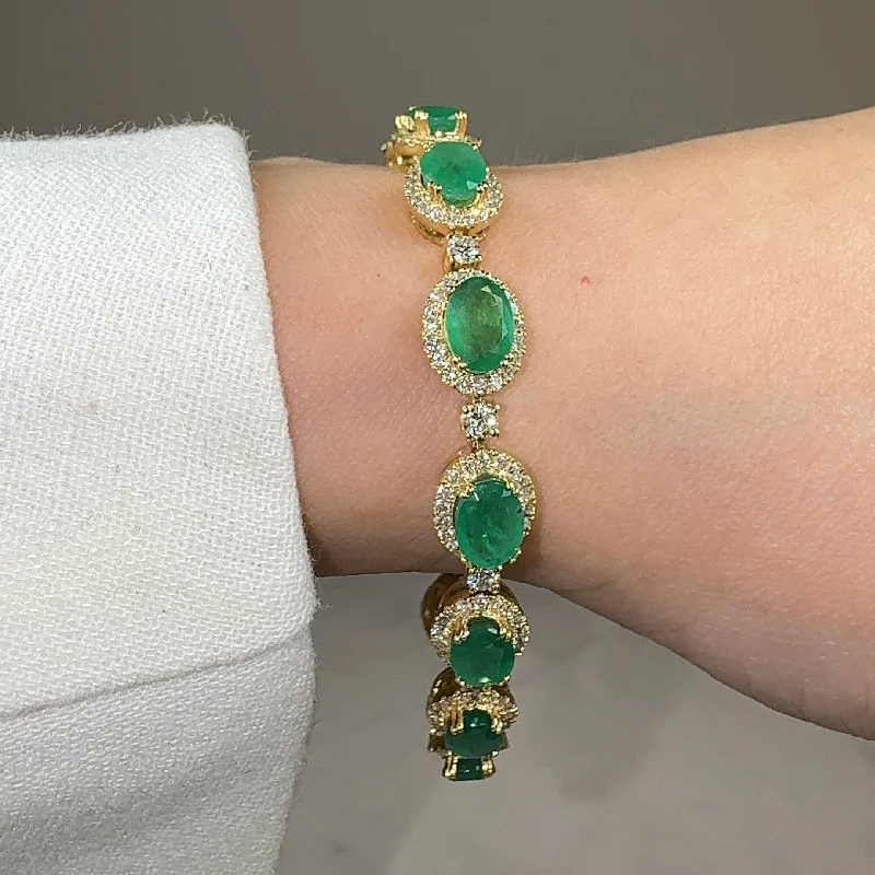 Oval Shape 9 Carat Emerald Center Featuring Diamond Halo Bracelet BRHAOCE