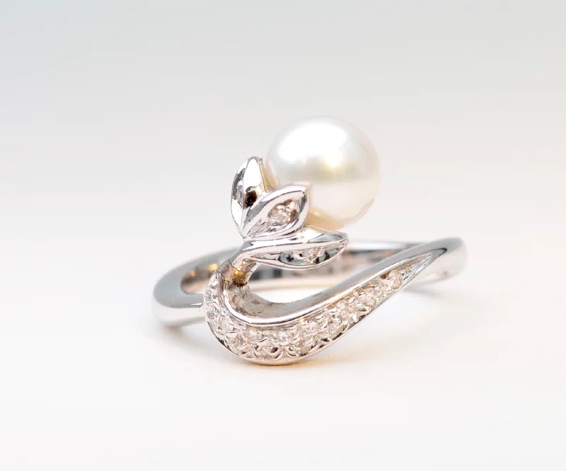 Glossy finish rings-Pearl and Diamond Swan Ring