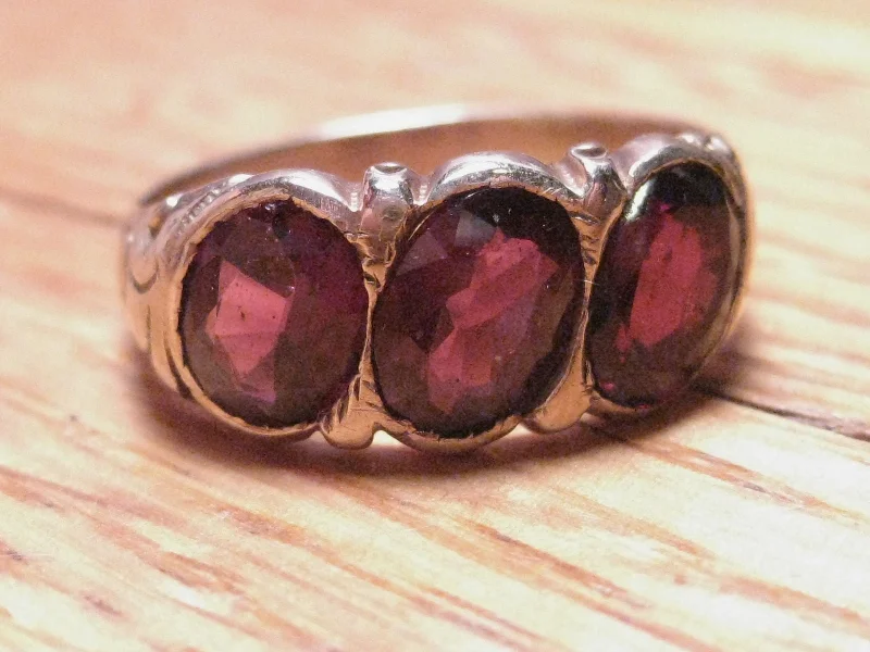 Cotton cord rings-Vintage Ring,  14kt  Victorian Yellow Gold Triple Garnet Ring, Engraved Band, sz. 9.5, 5.04 gr.