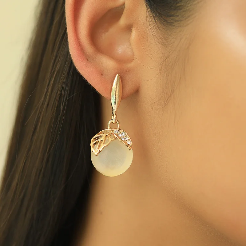 Layered tier earrings-Elegant Leaf Pattern Gold-Toned Earrings With Moonstone And Diamonti Drops